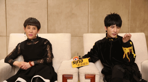 大张伟和妈妈接受采访超温馨