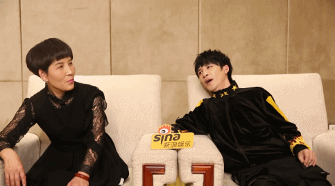 组图：大张伟和妈妈接受采访 聊着聊着变成北京瘫轻松随意