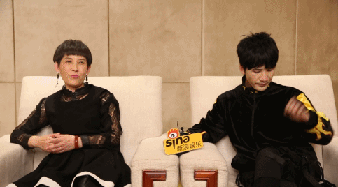 组图：大张伟和妈妈接受采访 聊着聊着变成北京瘫轻松随意