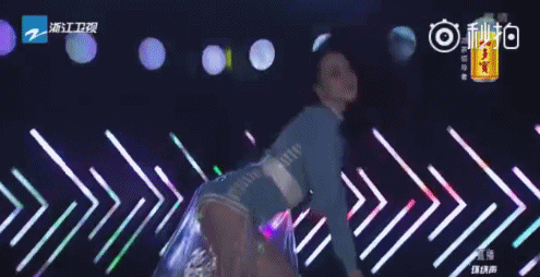 组图：迪丽热巴穿短裤大跳热舞 撩发妩媚魅力十足