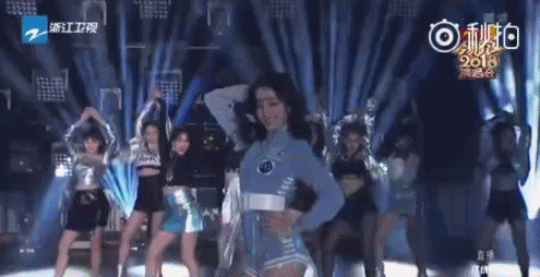 组图：迪丽热巴穿短裤大跳热舞 撩发妩媚魅力十足