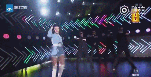 组图：迪丽热巴穿短裤大跳热舞 撩发妩媚魅力十足