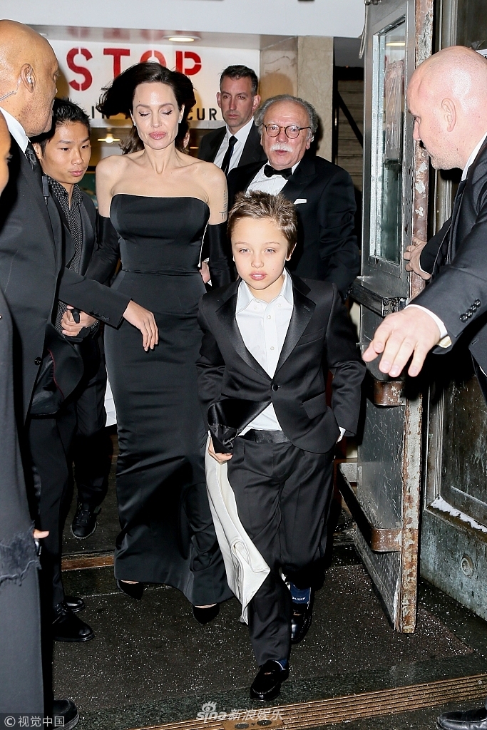 美国纽约,安吉丽娜·朱莉( angelina jolie)与孩子用餐后现身街头