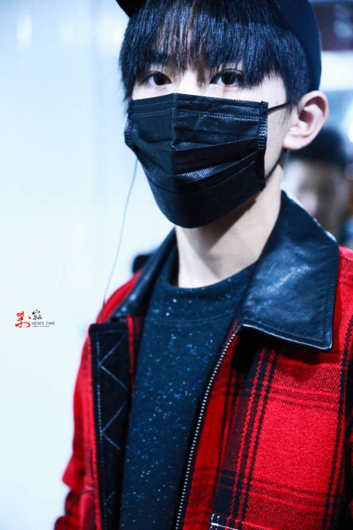 组图:易烊千玺2018年首飞将录新综艺 口罩遮面红衣超喜庆_高清图集