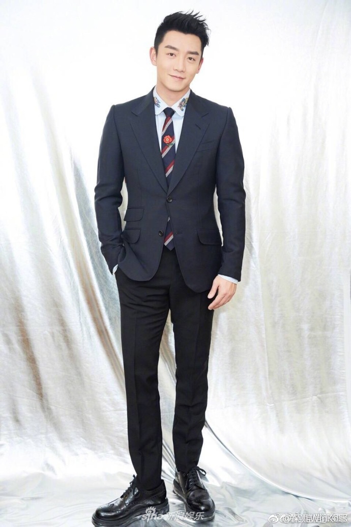 组图央视春晚郑恺演小品笑料足西装笔挺帅气背后花纹亮眼