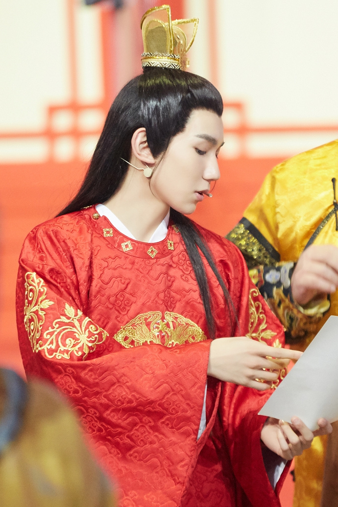 组图:王源红色古装英俊潇洒 眸间含情温润如玉