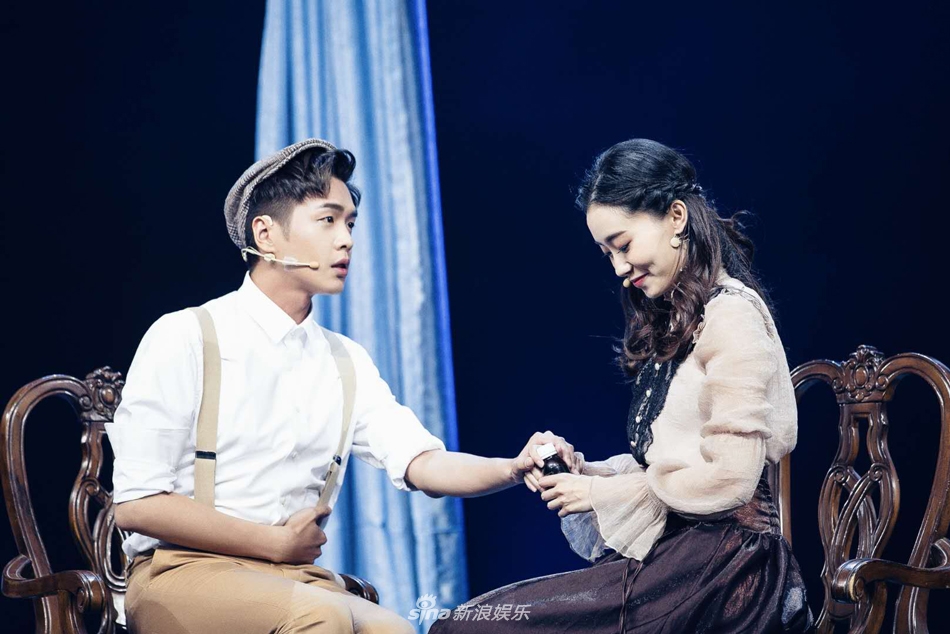 组图:张若昀穿背带裤带贝雷帽青春帅气 搭档张小斐演喜剧