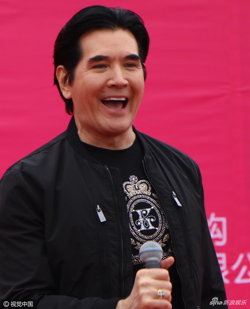 56岁费翔现身捞金发福严重