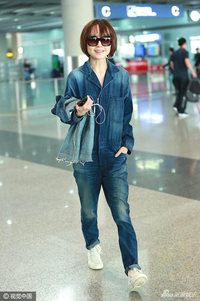 组图:鲁豫穿连体牛仔裤显娇小 清纯蘑菇头似学生妹