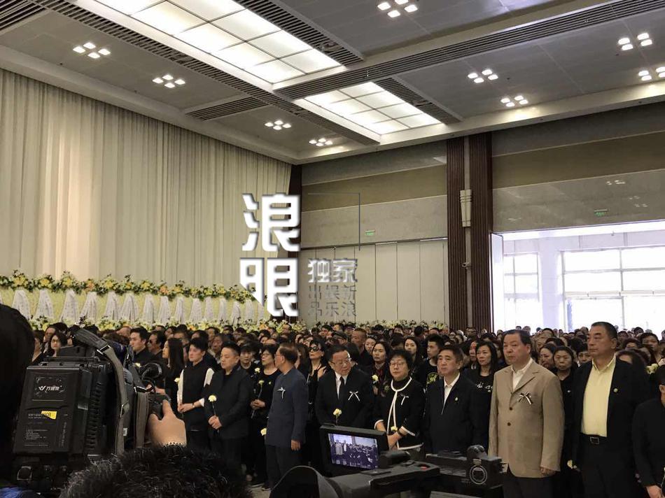 组图:徐玉兰追思会众人默哀 上海越剧团领导致悼词