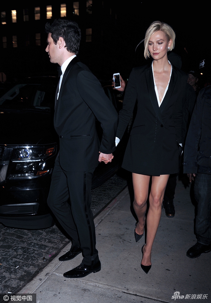 小kk大秀修长美腿,干练短发性感迷人.