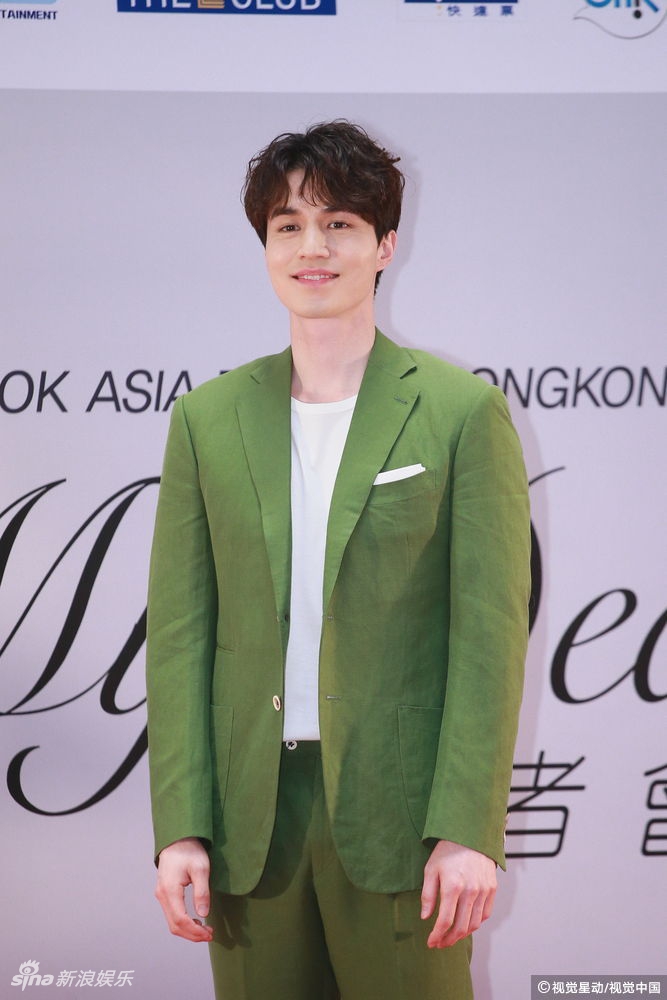 李栋旭亮相香港人气爆棚 身穿绿色西装活力十足