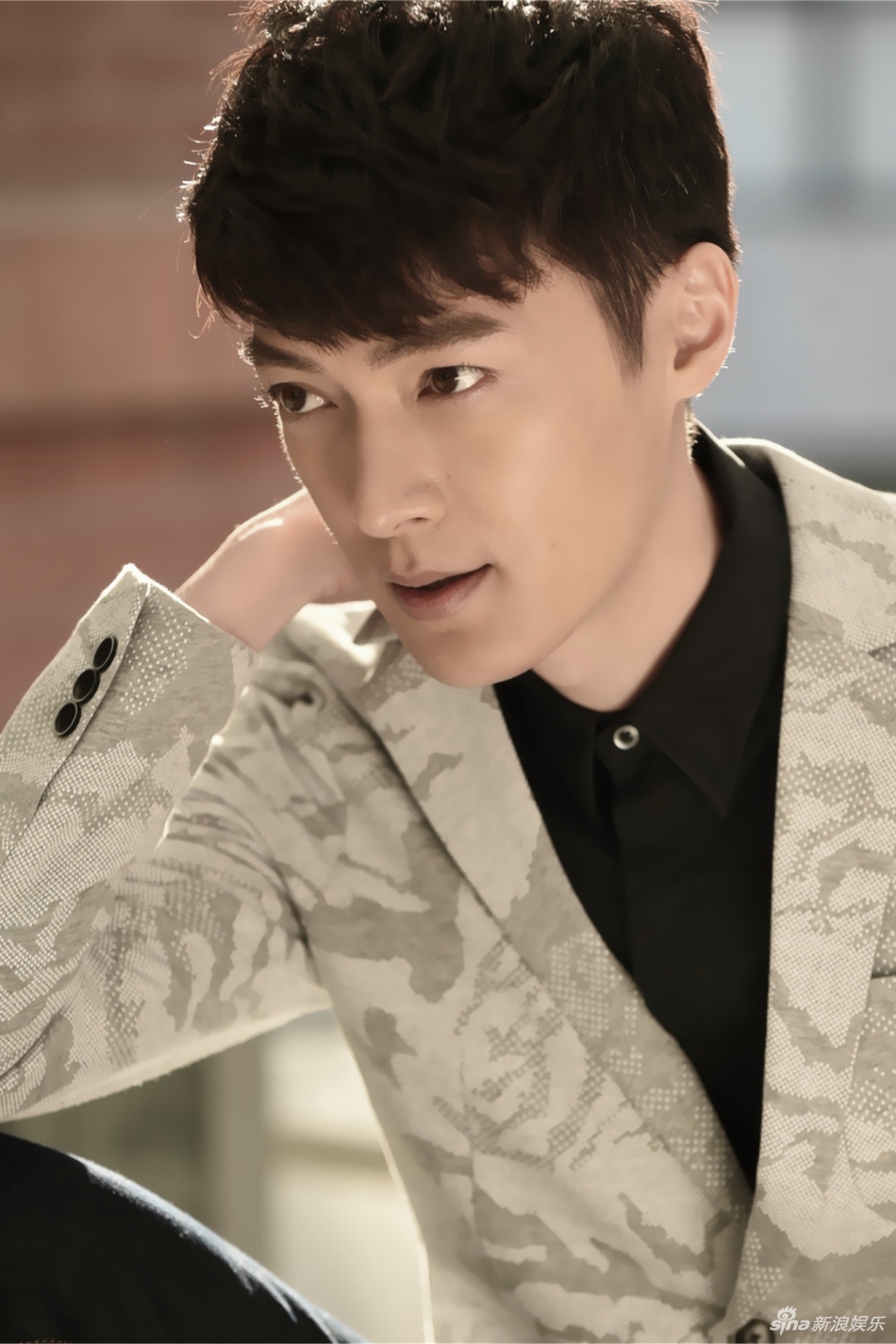 组图:纪宁写真曝光尽显儒雅气质 成熟玩转初夏风情