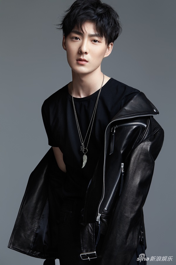 组图:新人华程曝最新写真 黑衣酷炫展潮男魅力