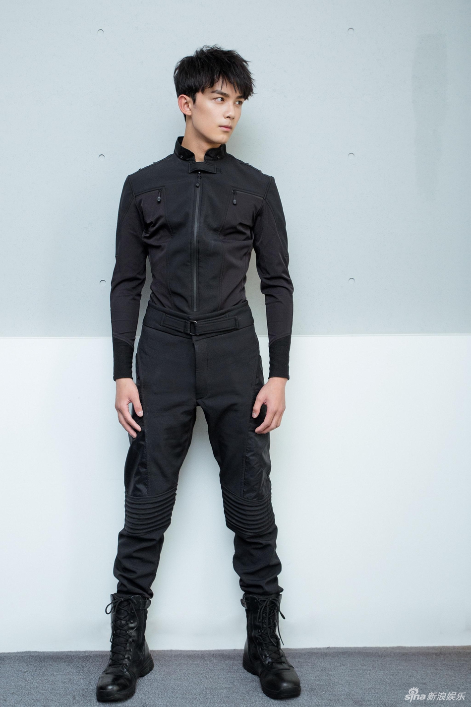 吴磊穿黑色制服秀好身材 尽显自信少年精神