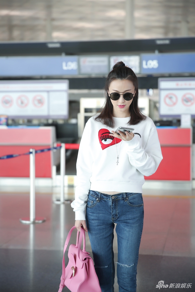 组图:林静现身机场 随性穿搭难掩好身材
