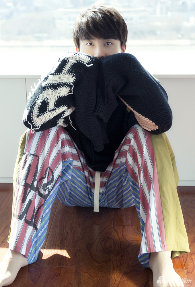 组图:大男孩儿!牛骏峰慵懒随性家居服抢眼