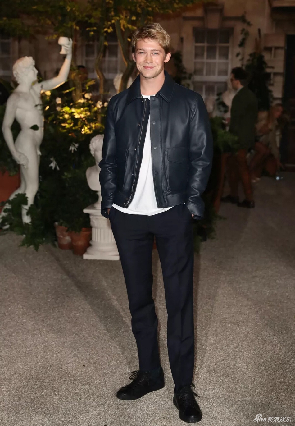 组图:曝霉霉恋上《比利林恩》男主!眼神深邃的他手指长