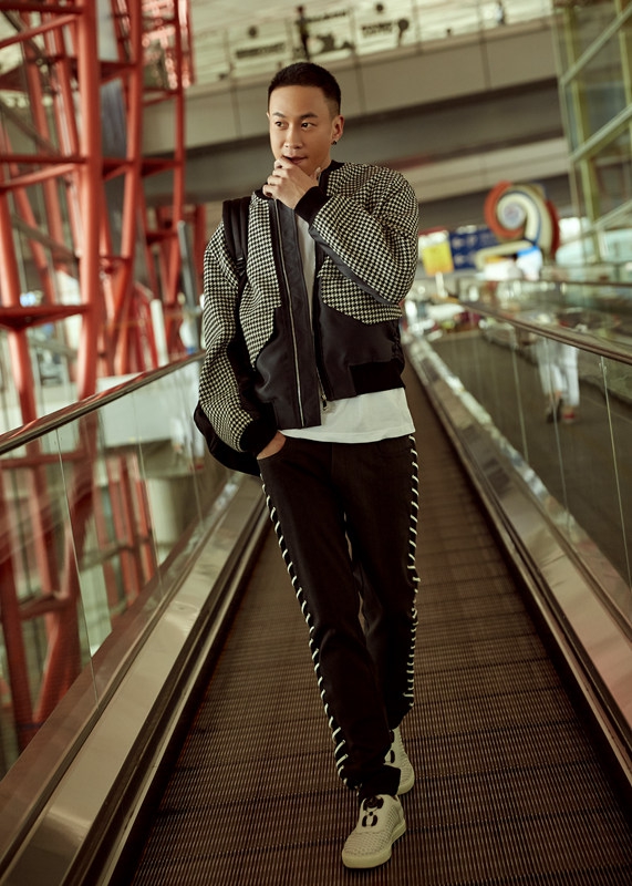 近日,何润东现身北京机场并拍摄的一组街拍曝光,他以一头圆寸发型亮相