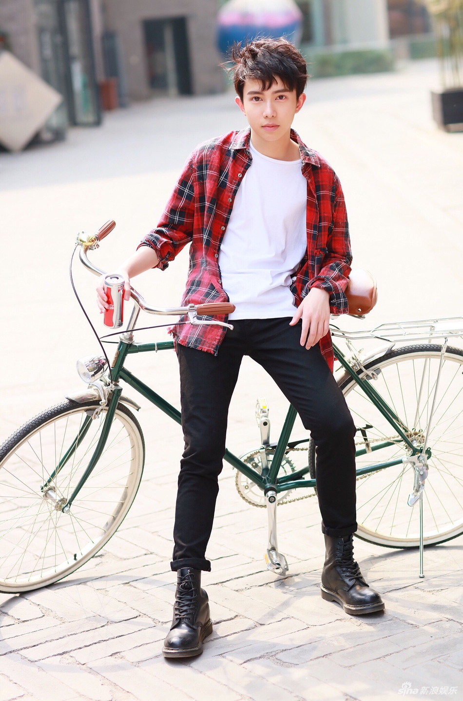 组图:李俊濠晒最新写真 变身复古玩酷校园boy_高清图集_新浪网