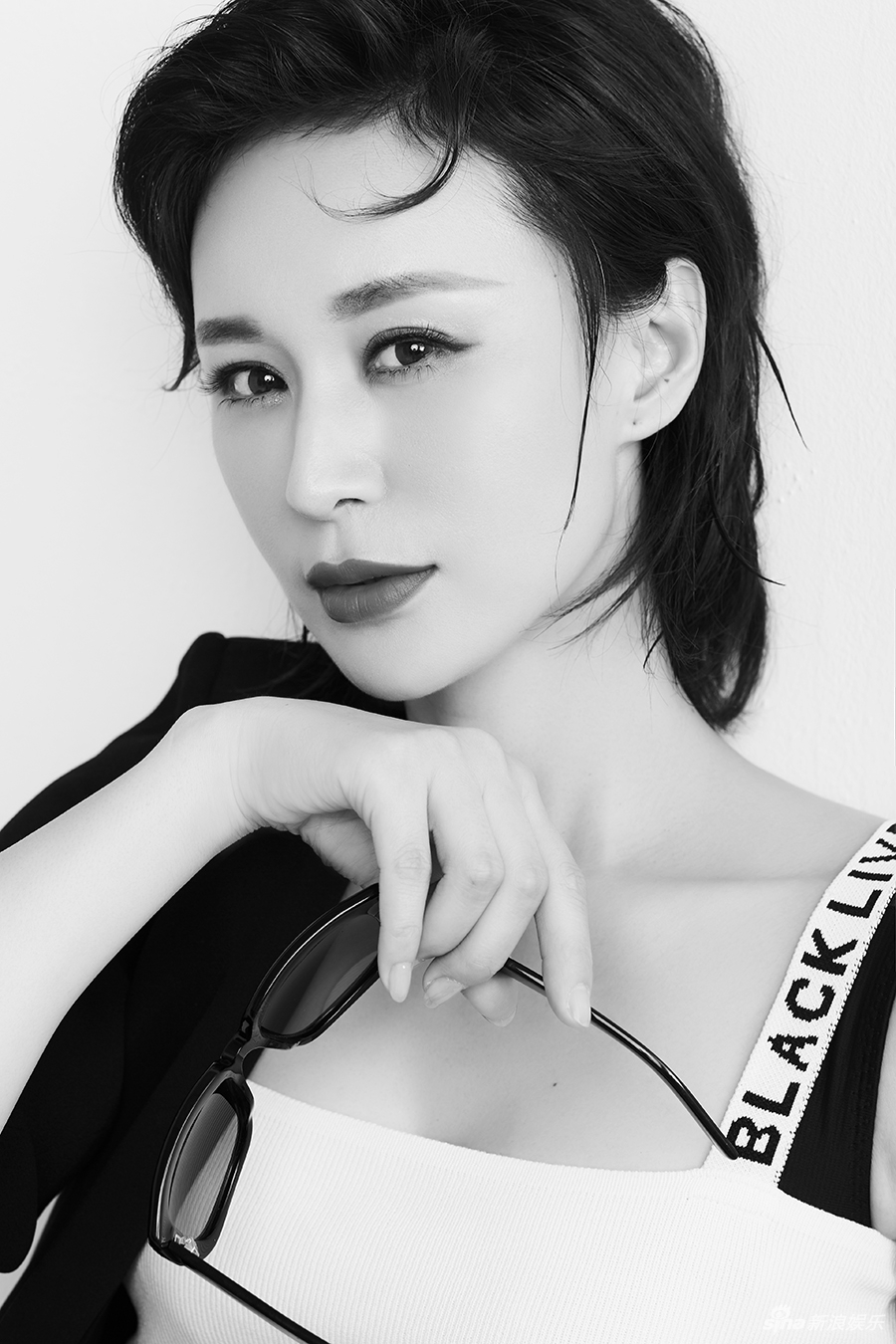 组图:杨雨婷曝复古写真 小露香肩显极致诱惑