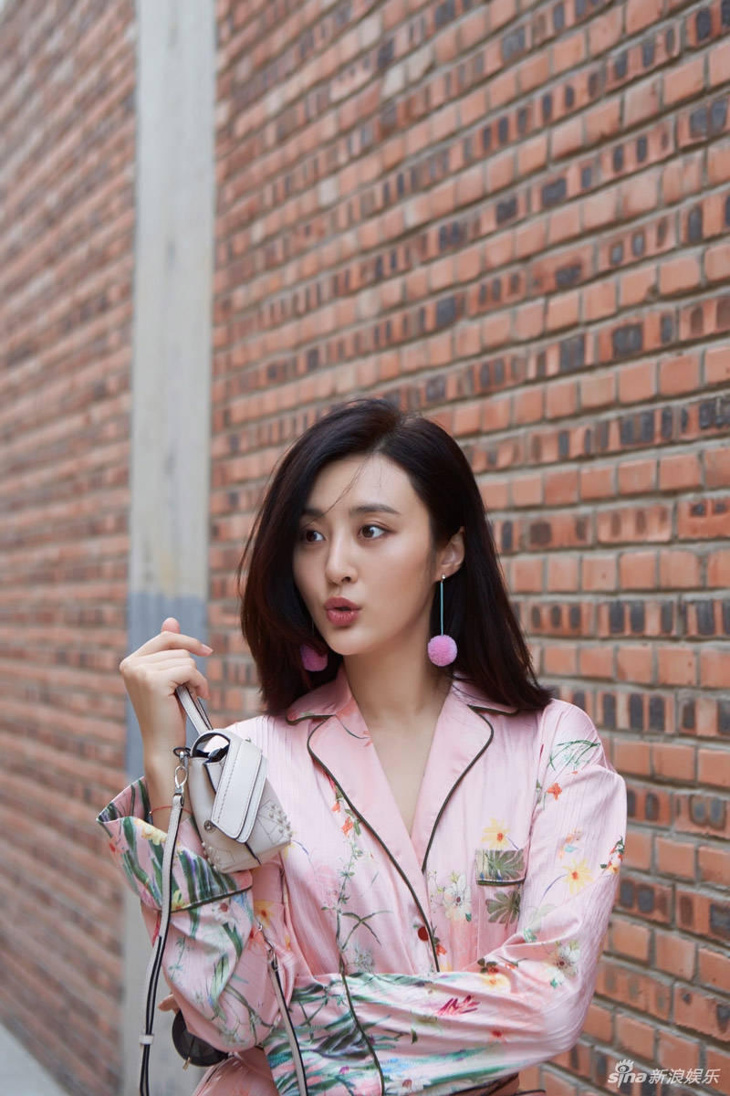 组图:演员甘露po睡衣装美炸 网友:行走的衣架子_高清图集_新浪网