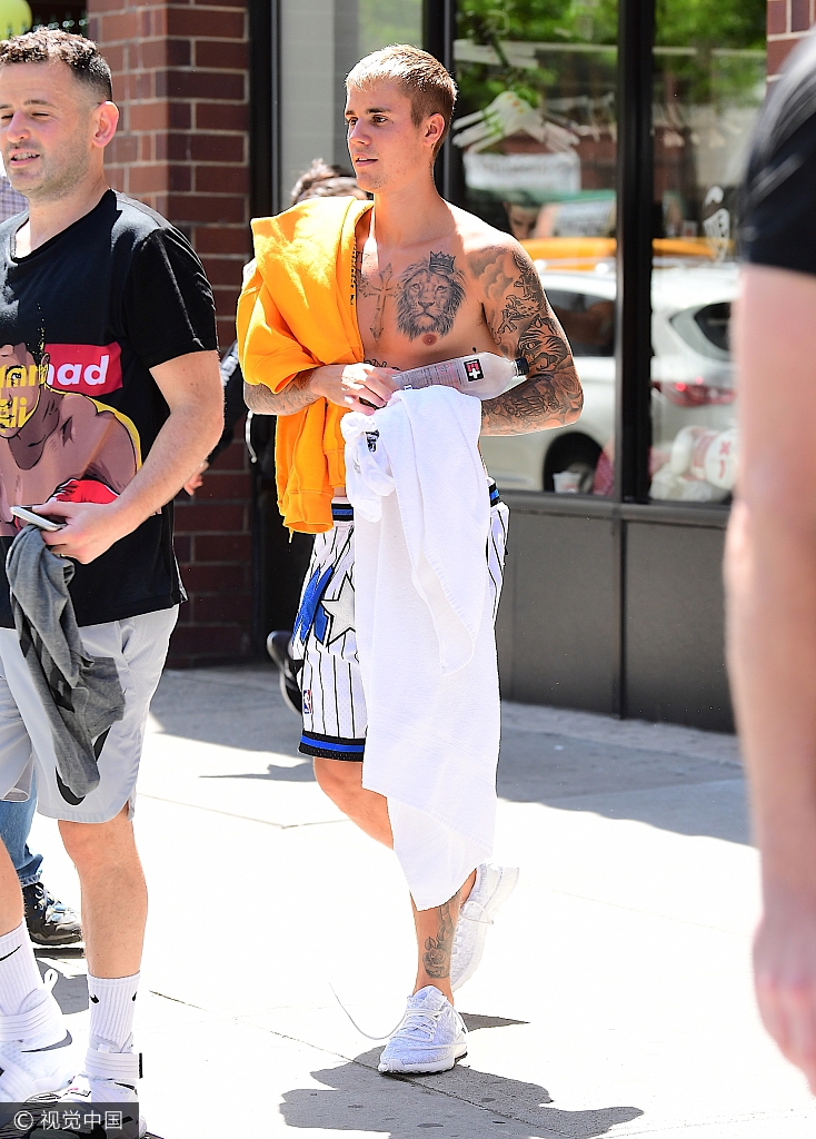 组图:比伯额头狂冒痘练拳击泻火 打赤膊秀狂野纹身