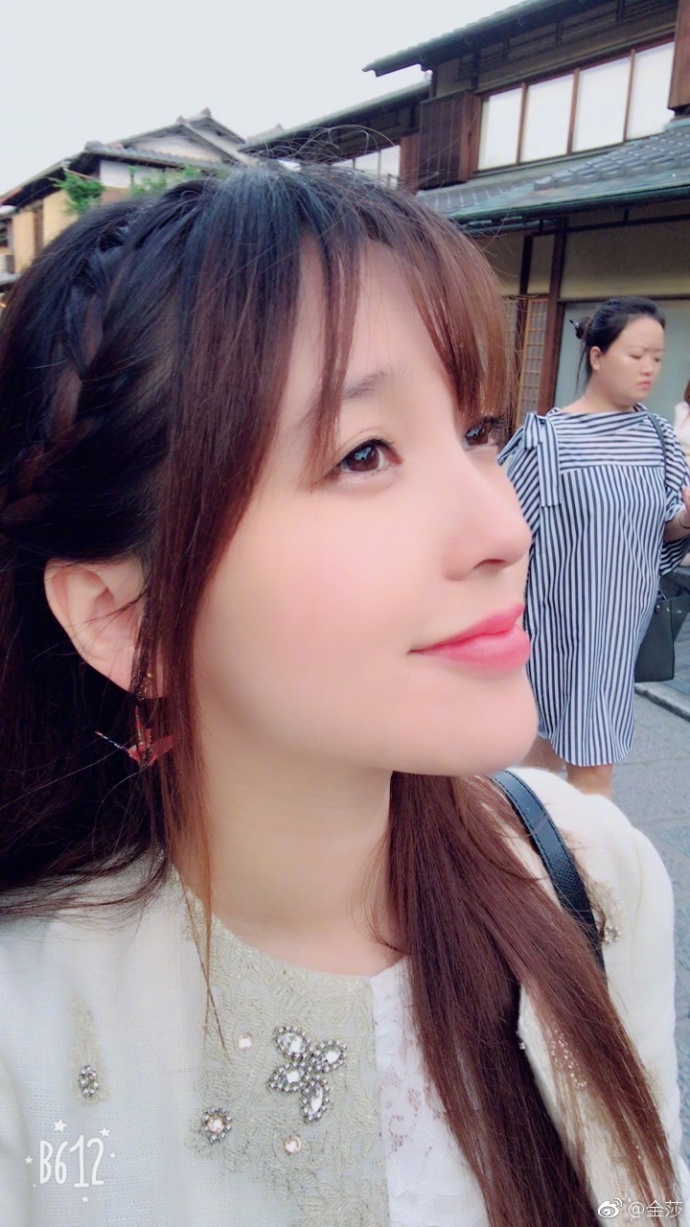 金莎微博晒美照自侃耳肥唇厚