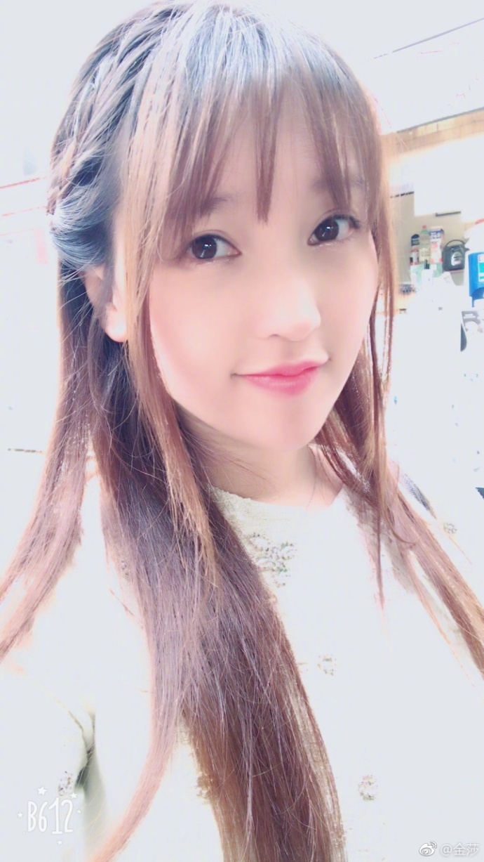 组图:标准旺夫相?金莎晒美照自侃耳肥唇厚眼有神