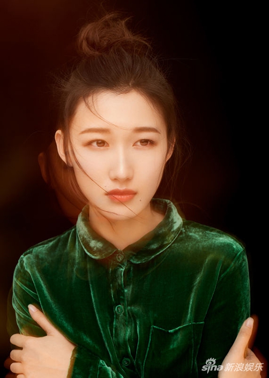 新浪娱乐讯 演员谢林彤于端午节之际拍摄了一组"小绿衣"写真,元宝领