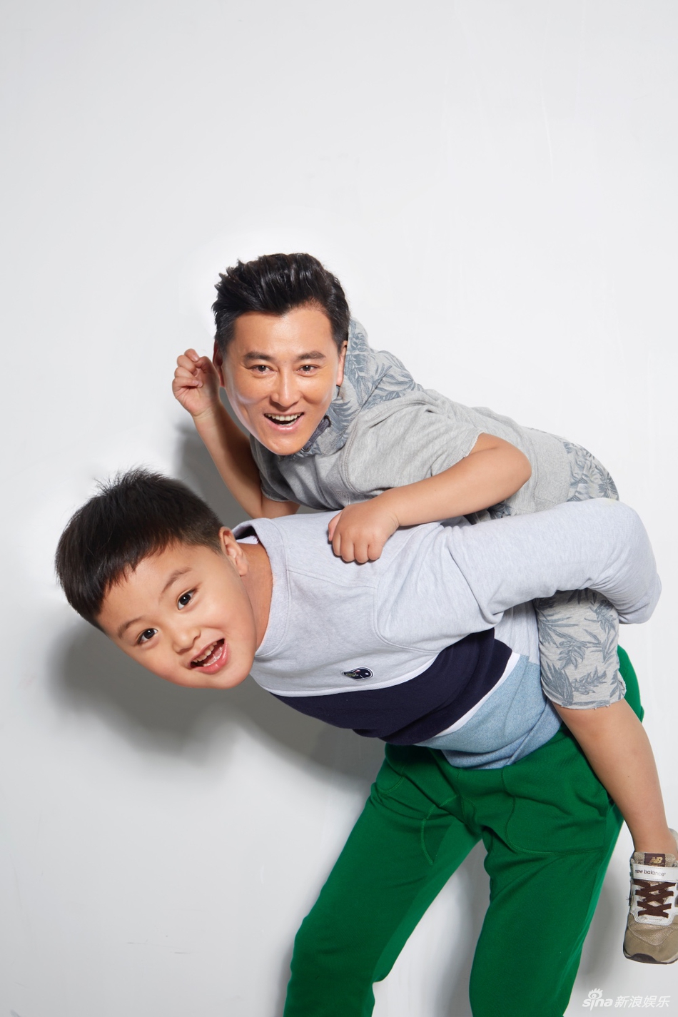 刘小锋父子搞怪写真曝光 儿童节鬼马欢乐多