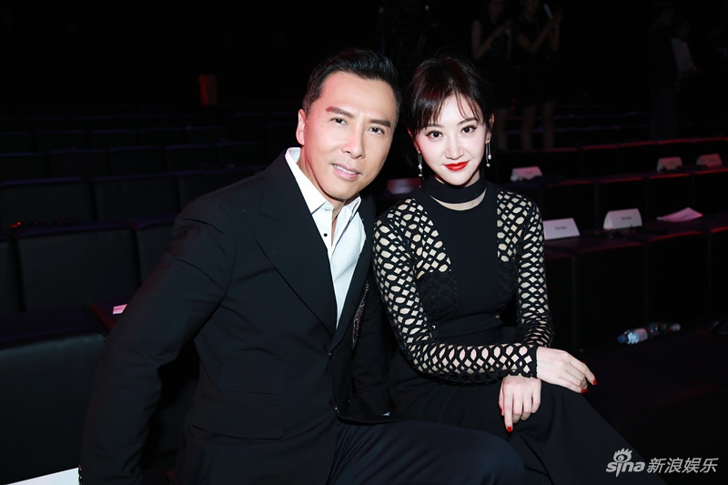 组图:甄子丹帅气亮相艺术车展 与景甜亲密合影