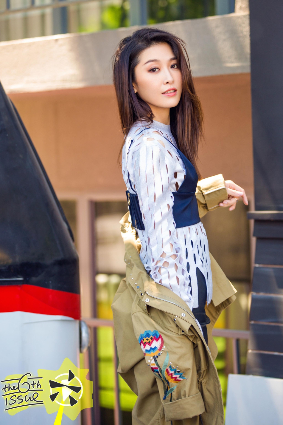 周丽淇随性街拍曝光 潮范儿爆表时尚力up