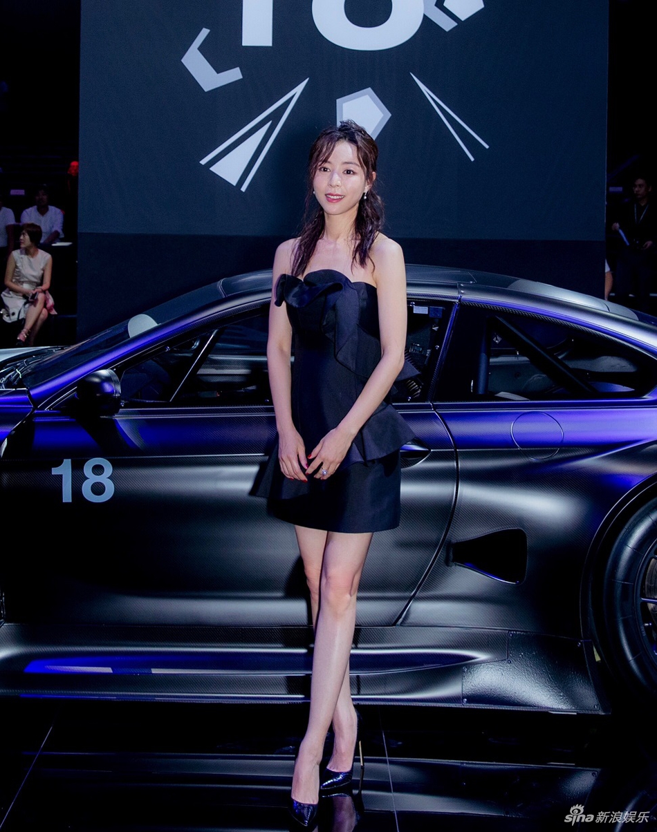 组图:张静初黑色抹胸礼服出席活动 大秀雪肌美腿