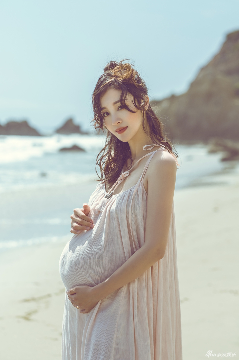 组图:章龄之二胎孕期写真曝光四肢纤细 白纱长裙洋溢幸福