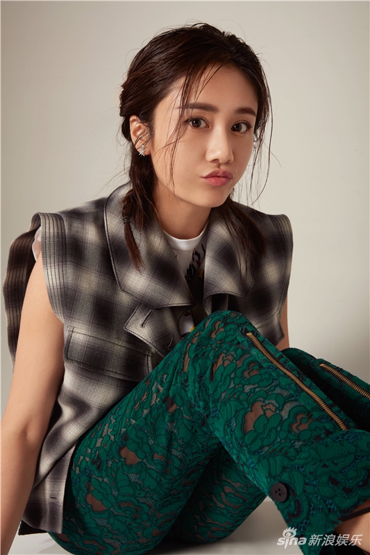 组图:刘芸混搭风写真上线 清纯麻花辫元气爆表