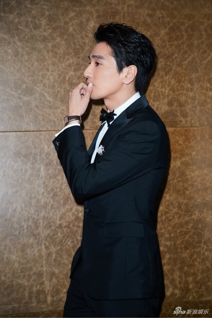 组图:赵又廷黑色礼服帅气挺拔 眼神撩人魅力足