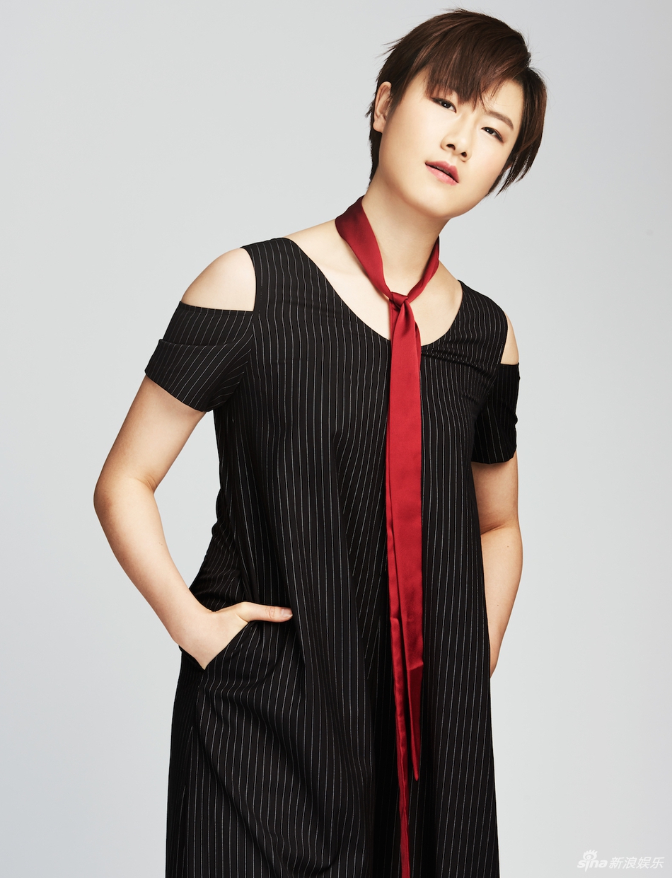 组图:乒乓球女将丁宁变身女神!不同时装演绎百变队长