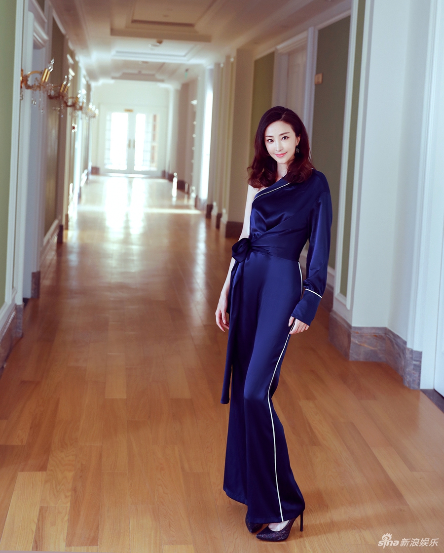组图:演员林静化身奢华贵妇 展现完美曼妙身姿