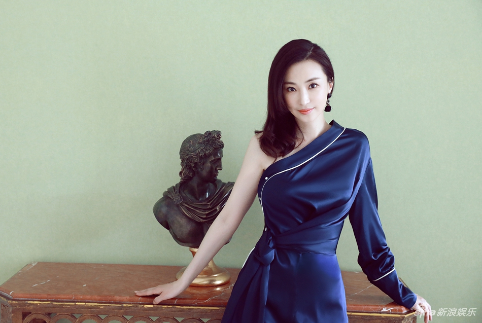 组图:演员林静化身奢华贵妇 展现完美曼妙身姿