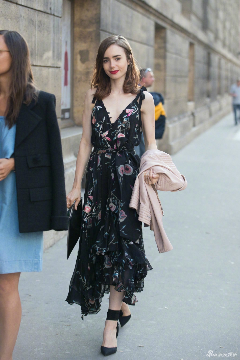 新浪娱乐讯 近日,莉莉-柯林斯(lily collins)现身巴黎街头,她身穿黑色