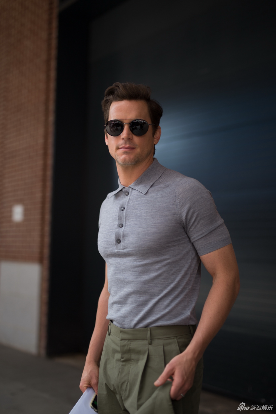 组图:助人为乐的马特-波莫秀迷人胸肌 身材高大威猛