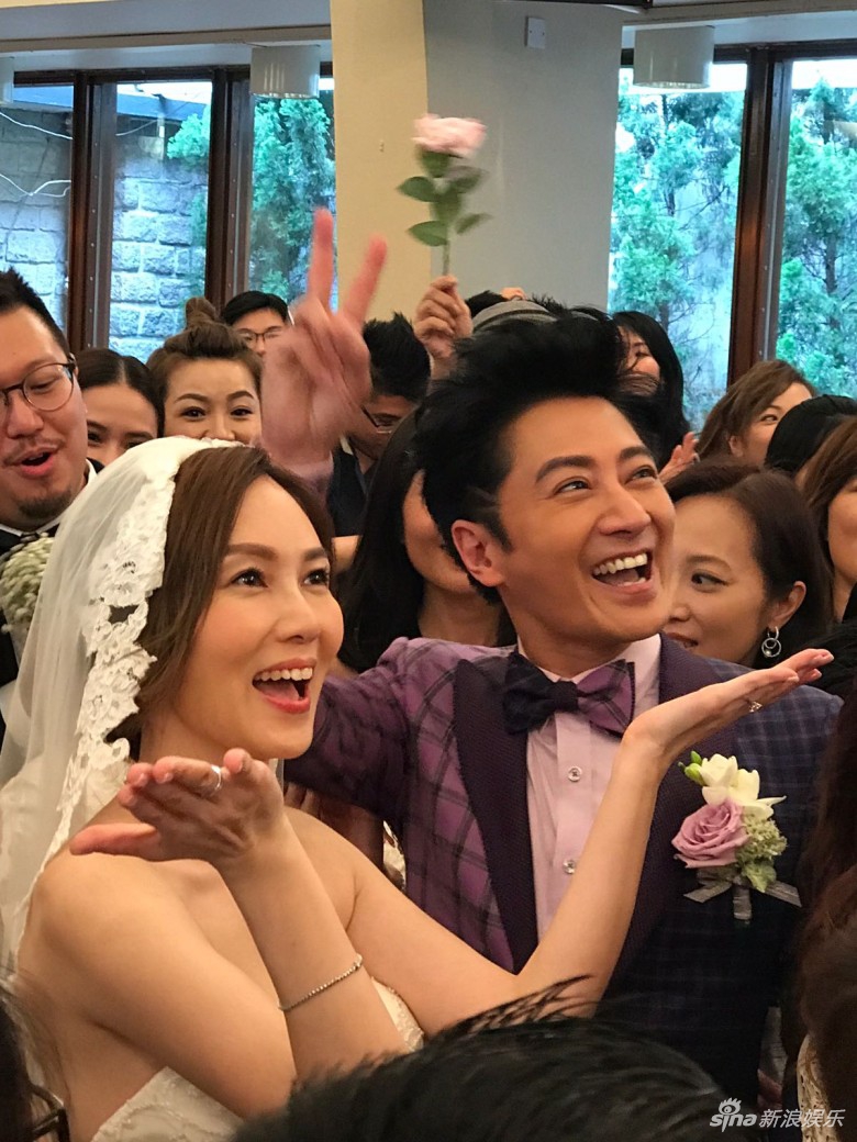 孙耀威唱英文情歌示爱娇妻 陈美诗纯白低胸婚纱超美