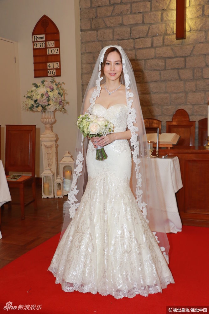 孙耀威唱英文情歌示爱娇妻 陈美诗纯白低胸婚纱超美