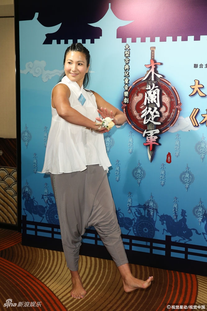 组图:原子鏸梳马尾英姿飒爽 与母亲郑佩佩如复制粘贴