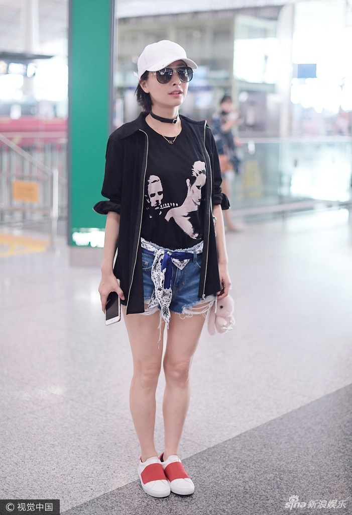 组图:吴昕穿热辣短裤秀美腿 一路低头玩手机堪称网瘾少女