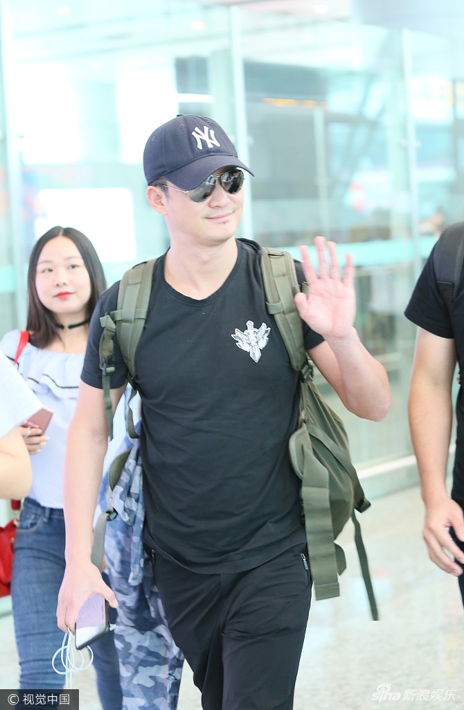 组图:吴京现身秀结实肌肉 《战狼2》票房破52亿心情靓