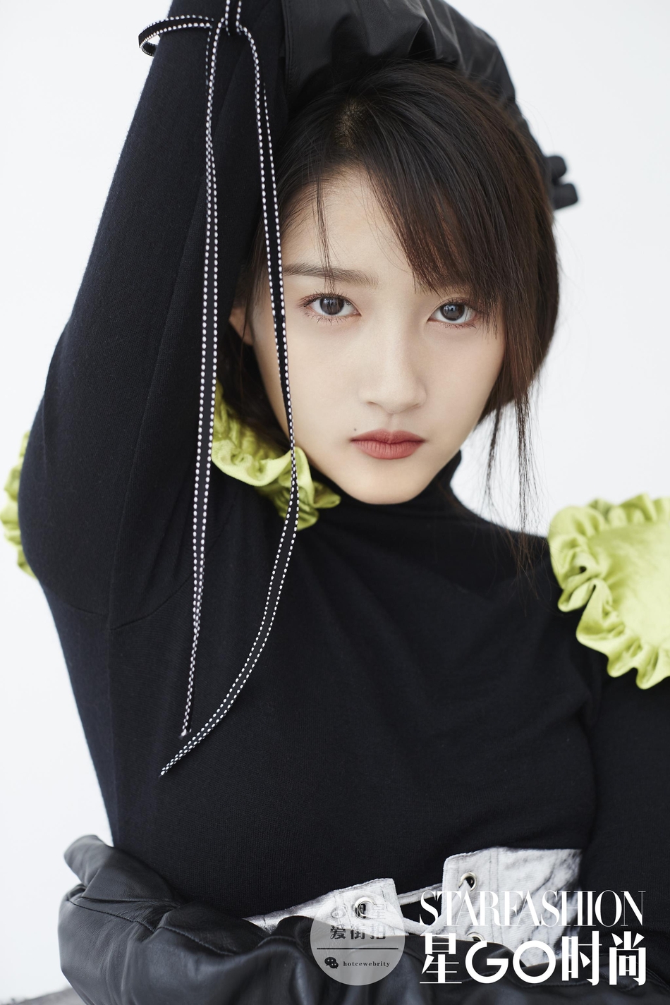 组图:关晓彤最新时尚大片曝光 造型干练尝试轻熟女风