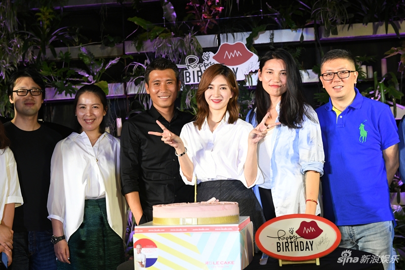江疏影生日诗会动情落泪 圈内好友李乃文亮相