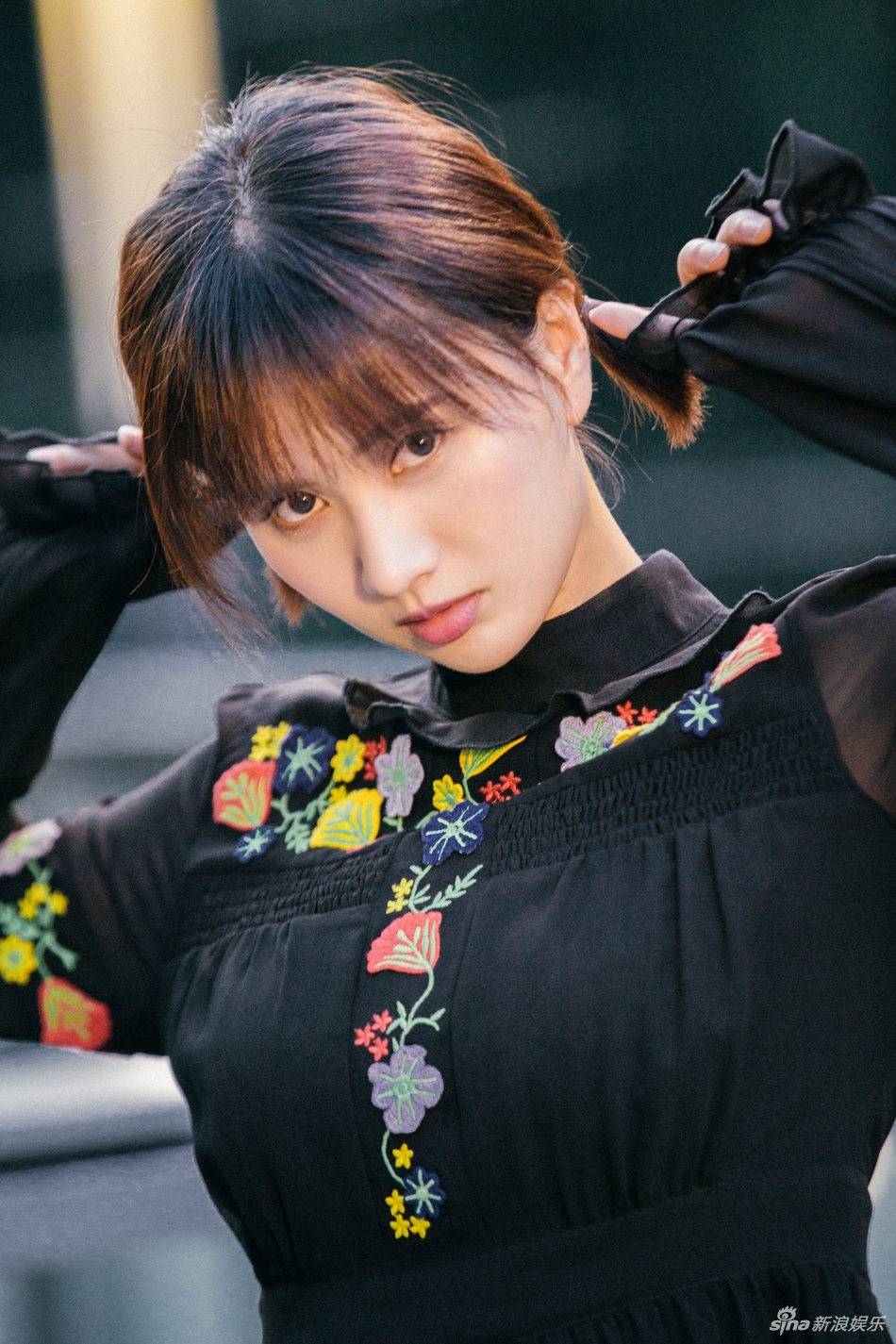 组图:梁缘随手拍写真俏皮可爱 尽展都市女孩时尚气息